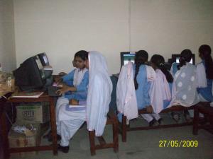 Chicas en una sesión de capacitación informática en Pakistán