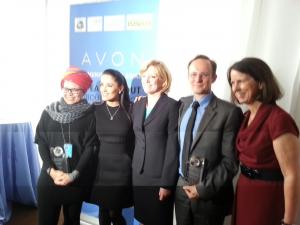 From left to right: Jan Moolman from APC, actress and Avon Foundation for Women Ambassador Salma Hayek Pinault, and other winners