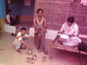 El equio de la doctora Saxena en una entrevista