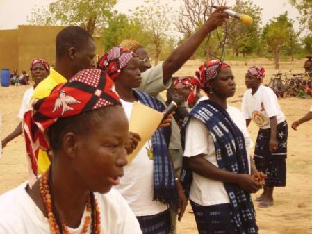 Trabajadores/as de radios y otros medios comunitarias usan las TIC para <br />
afrontar los efectos del cambio climático en comunidades locales de África: Photo: AMARC