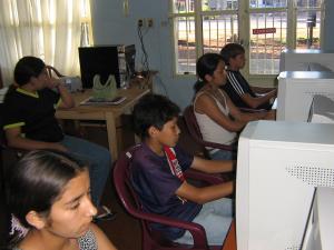 Alumnos en el centro multimedia Foto: José Luis Riehme