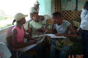 Juventud colombiana discutiendo durante un taller