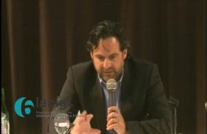 Rodrigo de la Parra de ICANN moderando la discusión grupal sobre  "Desarrollo de instancias nacionales para la participación multiestamentaria"