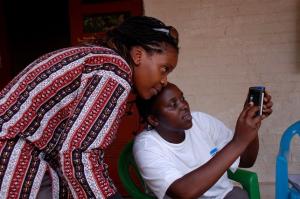 Francoise Mkuku aide une amie avec Bluetooth