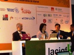 De izquierda a derecha: Julián Casasbuenas y Graciela Selaimen de las organizaciones miembro de APC Colnodo e Instituto NUPEF, respectivamente, y representante del Ministerio de Tecnologías de la Información y las Comunicaciones de Colombia