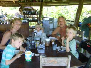 Jensen vit avec sa partenaire australienne et leurs enfants, qui ont 3, 5 et 7 ans et qui sont scolarisés à domicile « pour le moment », dit-il.