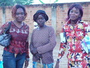 Deux animatrices avec une participante