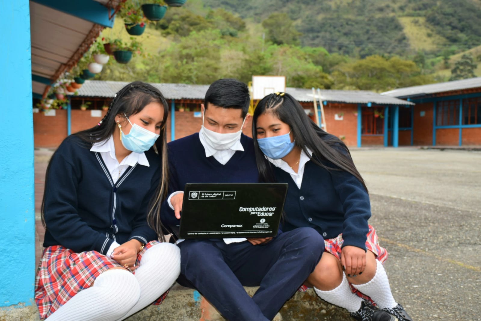 Imagen: Estudiantes compartiendo un dispositivo digital.