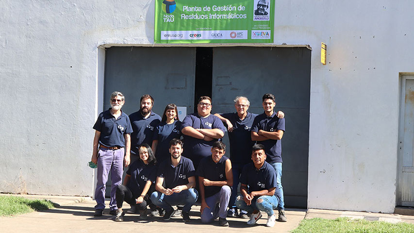 Image: Members of the Nodo TAU team gather at the e-waste treatment plant.