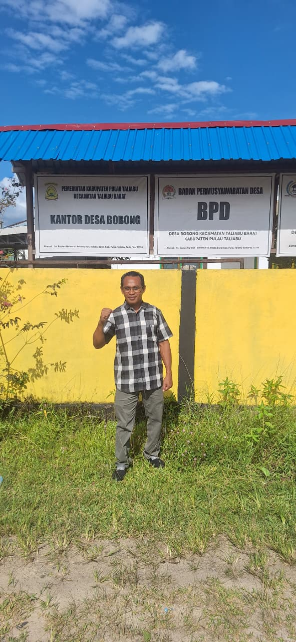 Standing outside the Bobong Village office, acting village head Nasrun Mustafa reflects on the role of the community in building internet self-reliance.