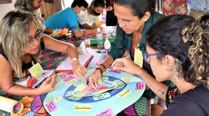 Workshop held during the preparations for the Amazon Community Networks School. Photo: Projeto Saúde e Alegria.