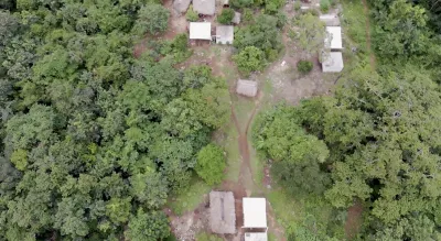 A community in the middle of a green forest seen from above image linking to Por que devemos repensar as tecnologias a partir dos saberes ancestrais?