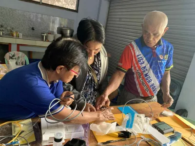 Practical activity during a training of organic vegetable farmers engaged in setting up a community-based connectivity initiative (Philipinnes). image linking to From a new law to internet governance forums: Mainstreaming our agenda to address the digital divide 