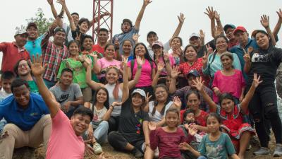 Grupo de personas celebrando image linking to Más allá de lo técnico: sueños colectivos que transforman realidades