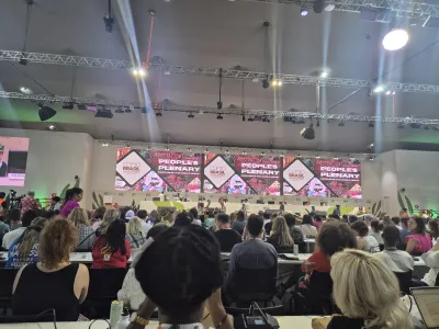 Panoramic viex of the panel of the Peoples plenary in the COP 30 image linking to Amazonia: Por una conectividad significativa que proteja la selva 
