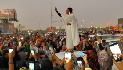 Portrait d'Alaa Salah, qui est devenue une figure emblématique des protestations pacifiques au Soudan. Partagé par Salah sur Twitter image linking to Brutal repression of protests in Sudan, both offline and online